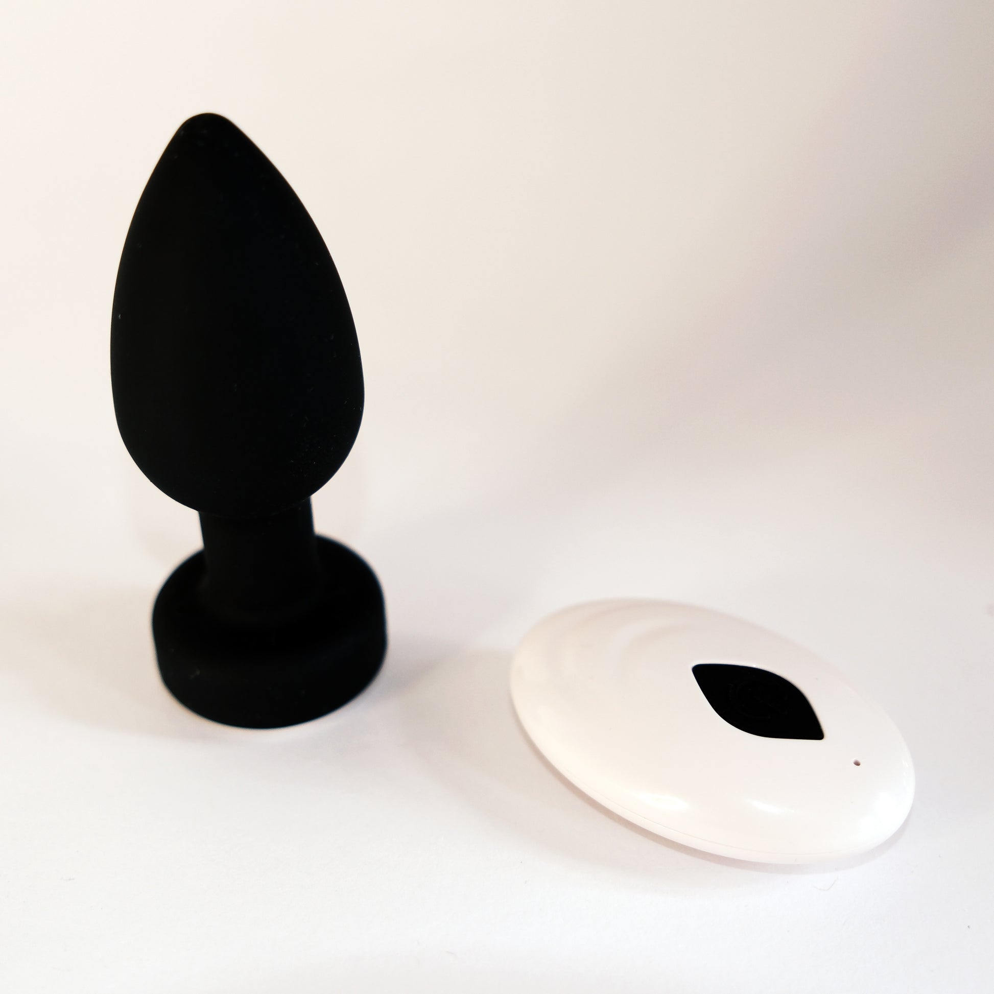 Premium Anal Plug with Remote – 10 Vibration Settings (Unisex)